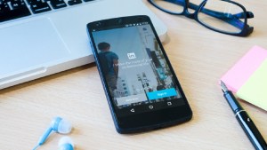 LinkedIn prueba la creación de contenidos asistida por inteligencia artificial para optimizar estrategias de marketing