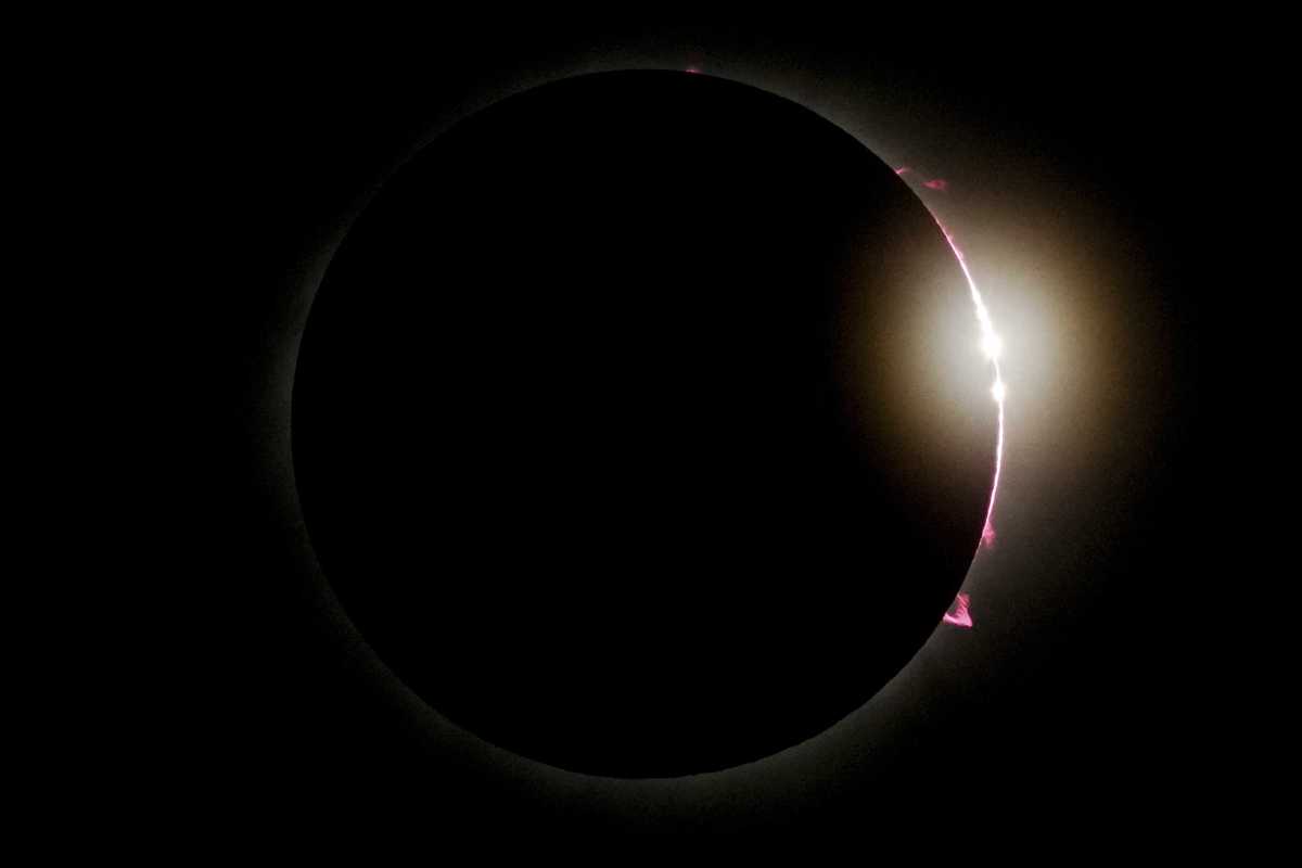 Así se vivió el primer eclipse solar del 2024 que cautivó a millones en Norteamérica. (AP Photo/Fernando Llano)