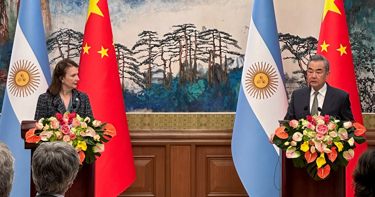Mondino se reunió con el canciller de China para fortalecer la relación y «expandir la cooperación» thumbnail