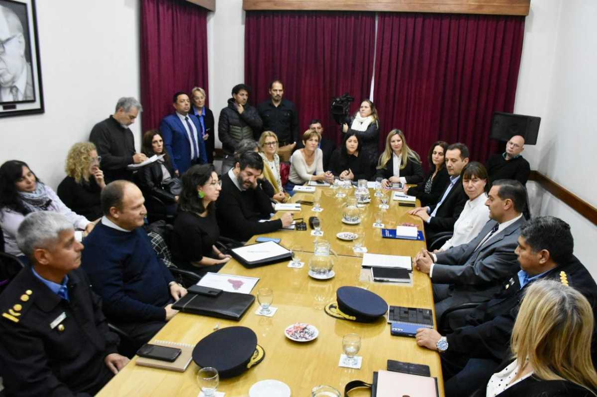 La mesa grande: muchos sectores fueron convocados para darle solución a la crisis carcelaria en Neuquén. (Matías Subat)