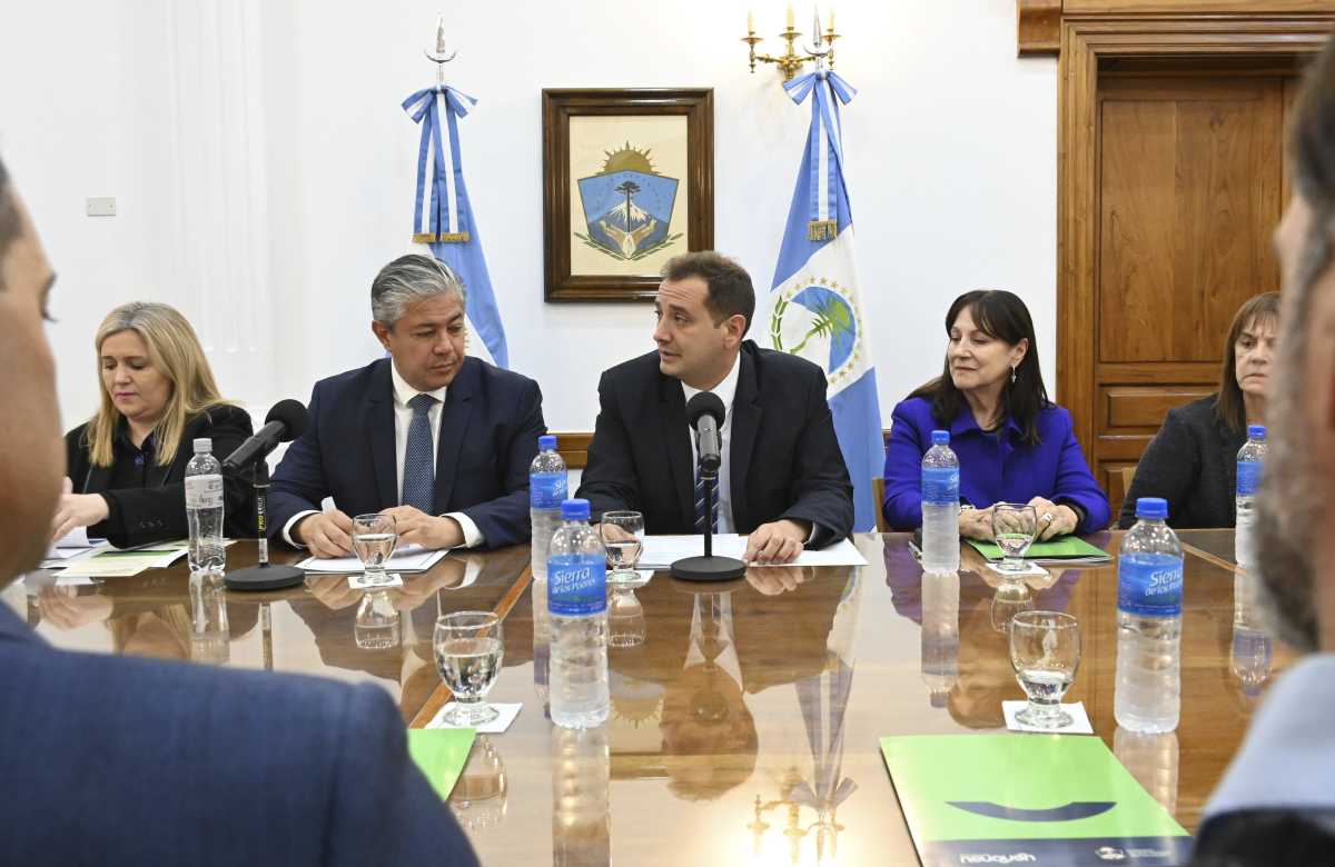 El ministro de Trabajo, Lucas Castelli, junto al gobernador Rolando Figueroa. Foto: Florencia Salto.