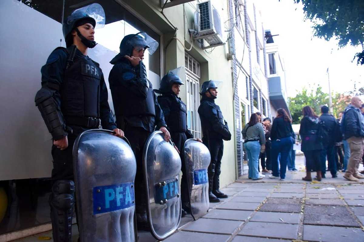 Nuevamente, al igual que la semana pasada, personal de  la Policía Federal custodia las oficinas del ENACOM  en Neuquén.
Foto Matías Subat