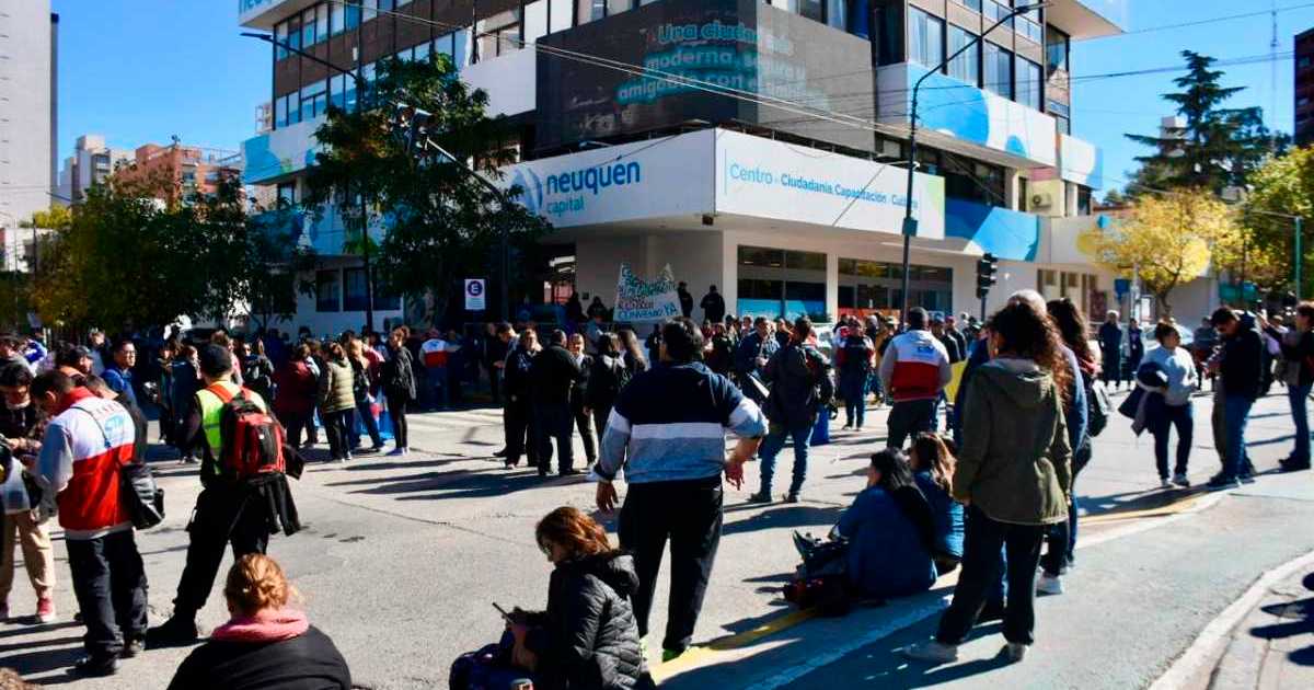 Levantaron el corte en el centro de Neuquén: protesta de trabajadores municipales y recicladores thumbnail