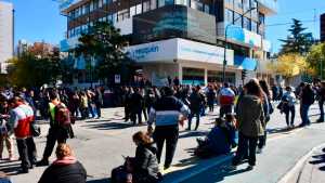Video | Levantaron el corte en el centro de Neuquén: protesta de trabajadores municipales y recicladores