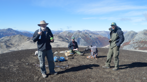 Expedición a una montaña en el límite con Chile para rescatar una placa histórica