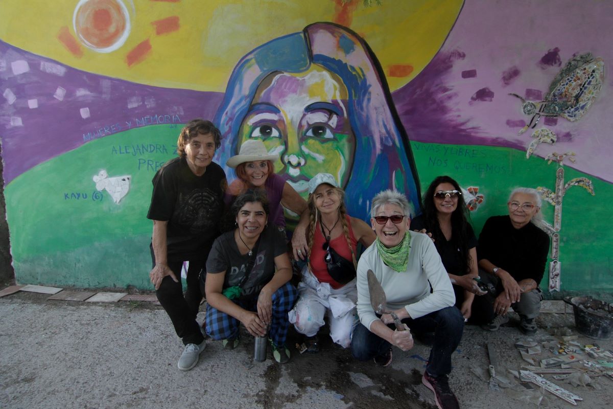 Arte callejero que interpela y homenajea a mujeres en Neuquén. Foto: Oscar Livera