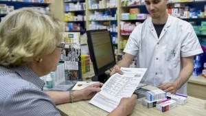 Anmat evalúa pasar 22 medicamentos a venta libre: qué pasará con la cobertura de PAMI