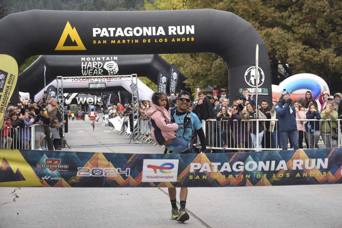El momento máximo de Sergio Pereyra. Cruzar la meta tras haber ganado las 100 millas con su hija en brazos. (Foto/Andrés Maripe.