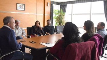 Los docentes universitarios visitaron a Pesatti en su despacho. Foto: gentileza.