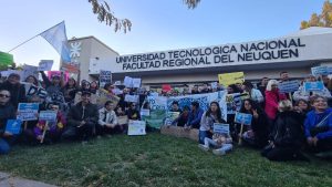 Marcha universitaria en Plaza Huincul: Hubo abrazo simbólico a la UTN y una marcha