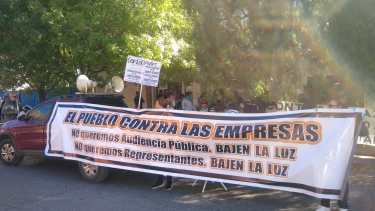 Comerciantes de Roca reclaman por los aumentos de luz en Edersa. Foto: Alejandro Carnavale.