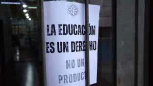 Estudiantes de la Universidad del Comahue realizan un festival en defensa de la universidad pública, en Roca