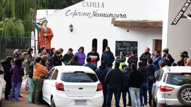 Trabajadores autoconvocados realizan una asamblea al costado de la Ruta 6. Foto: Juan Thomes.