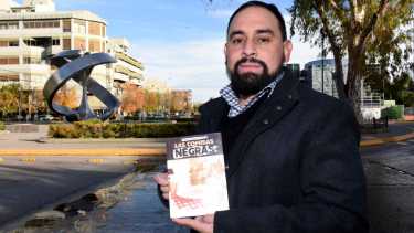 Ezequiel Farías, el escritor de Roca que parte hacia la Feria Internacional del Libro en Buenos Aires. Fotos: Andrés Maripe