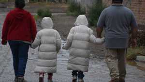 Se atrincheraron para evitar que les «saquen» a dos hermanitas que viven con ellos en Roca desde el 2022