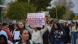 Paro universitario en Roca: con clases abiertas, abrazo simbólico y marcha, defienden la educación pública