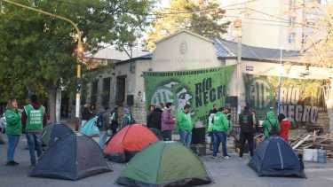 ATE Río Negro inició un acampe en la esquina de Roca y Tucumán contra los despidos en organismos nacionales. Foto Juan Thomes