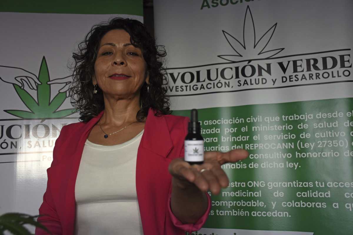 Perla Peralta es la presidenta de Evolución Verde, una asociación civil de General Roca que cultiva cannabis hace más de 30 años. Foto: Andrés Maripe