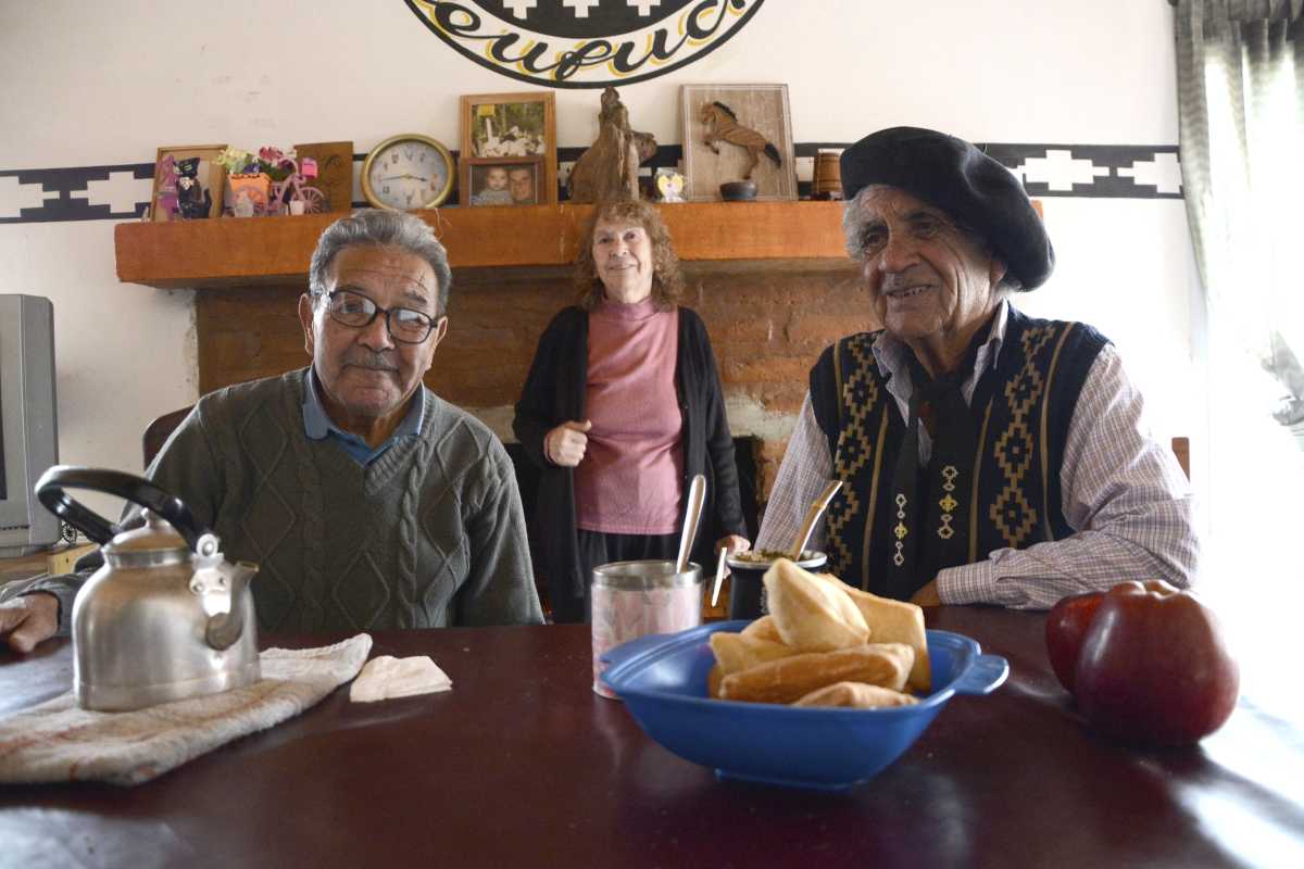Mario y "El Negro" recibieron a RÍO NEGRO en el puesto “La Tuviana”, al que se llega viajando del lado sur - Foto: Andrés Maripe.