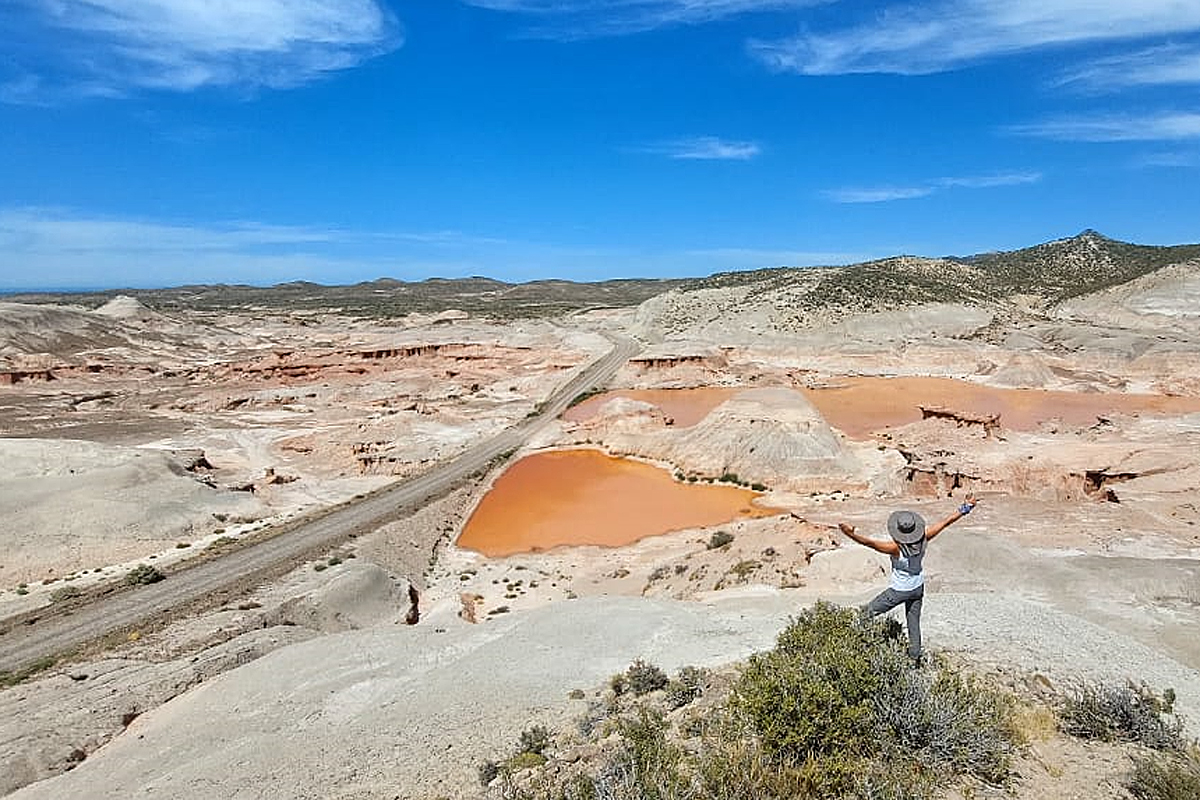 Rocas Coloradas está a 25 kilómetros de Comodoro Rivadavia. Pasando Caleta Córdova, un pequeño pueblo de pescadores, al que se llega después de tomar la Ruta Provincial 1.