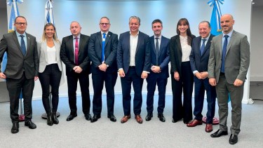 El gobernador Rolando Figueroa firmó ayer un convenio con el CFI para contratar a la empresa israelí a fin de que estudie los recursos hídricos. (Neuquén Informa)