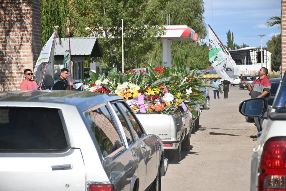 El cortejo fúnebre saliendo ayer por la tarde desde el Parador de Camioneros, en Allen. (Foto: Florencia Salto)