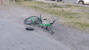 Dos heridos luego de un choque entre una moto y una bicicleta sobre Ruta 22 en Neuquén