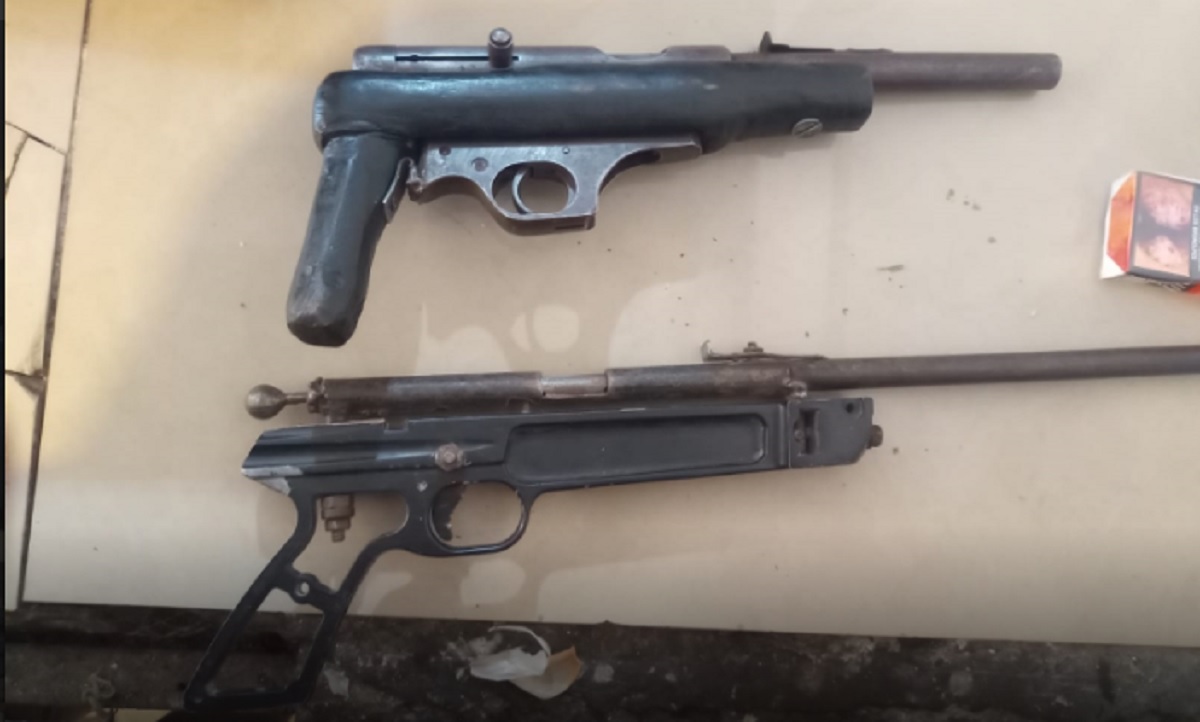 Las armas que fueron encontradas durante el allanamiento en una vivienda del barrio Peumayén de Las Grutas.