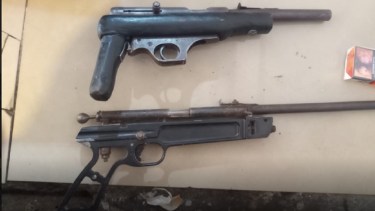 Las armas que fueron encontradas durante el allanamiento en una vivienda del barrio Peumayén de Las Grutas.