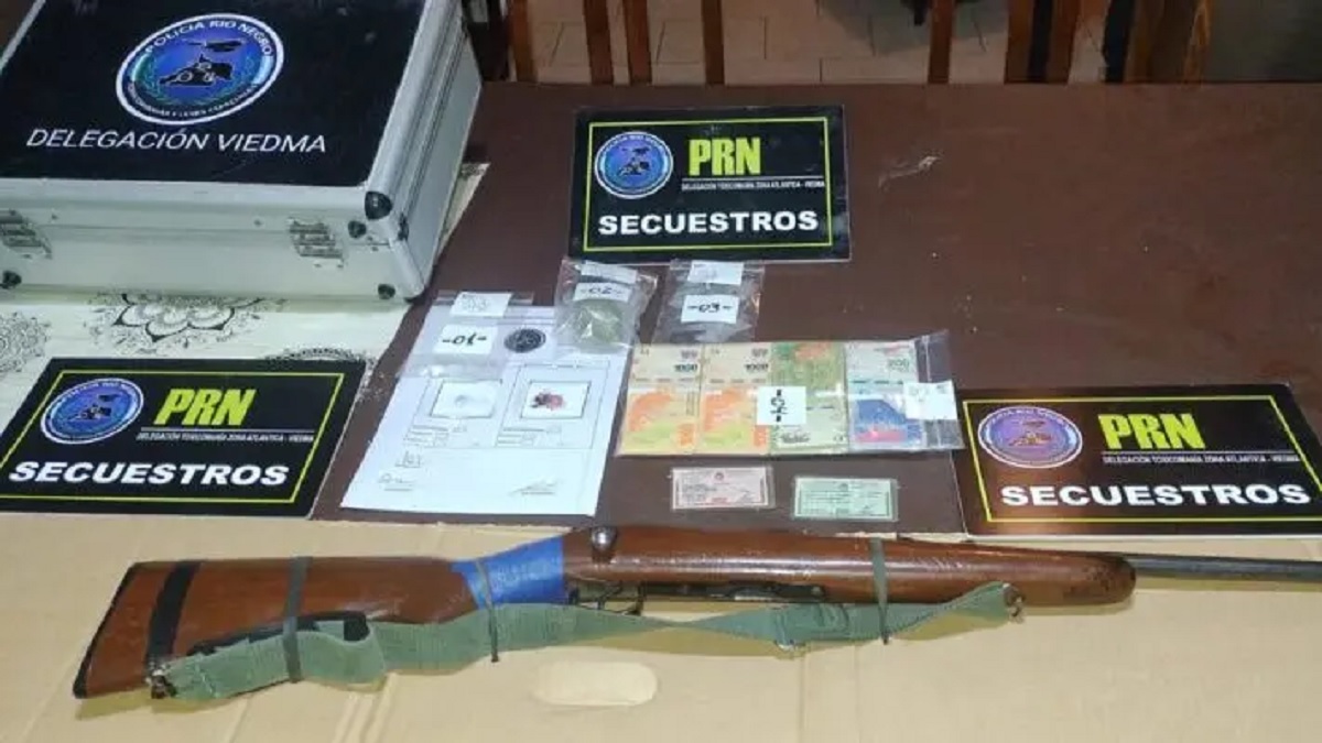 La Policía de Río Negro logró secuestrar varios elementos, tras el allanamiento en una vivienda del barrio IPPV de Viedma. 