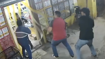 Imagen de Video | Atacó con palos y junto a sus amigos a un cajero con el que había discutido, en Plottier