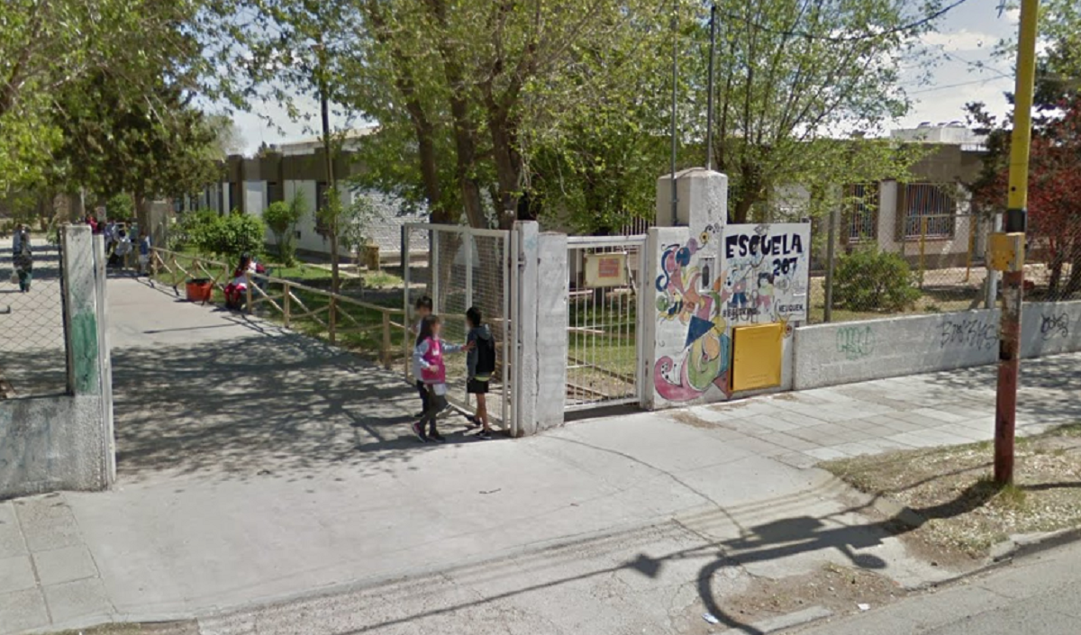 La escuela 207 está en calle Bahía Blanca al 1100. Foto: Captura. 