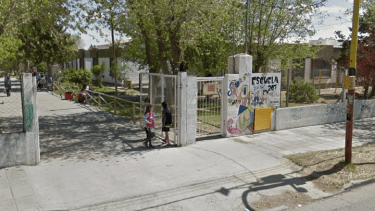 La escuela 207 está en calle Bahía Blanca al 1100. Foto: Captura. 