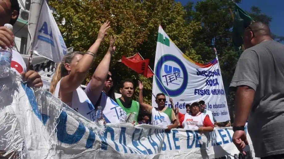 Trabajadores de la Educación de Jacobacci resisten despidos y esperan una respuesta