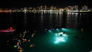 Video | Así es el increíble Vía Crucis submarino en Puerto Madryn: el relato de un buzo que cargó la cruz