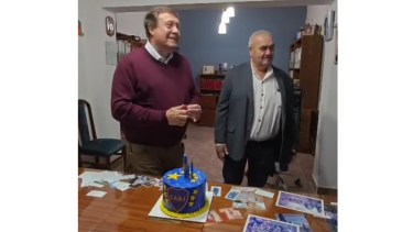 El gobernador puso la torta el viernes, por el cumpleaños del intendente de Pomona, Miguel Jara. Un bálsamo, en medio de las disputas con Nación y los conflictos salariales internos.