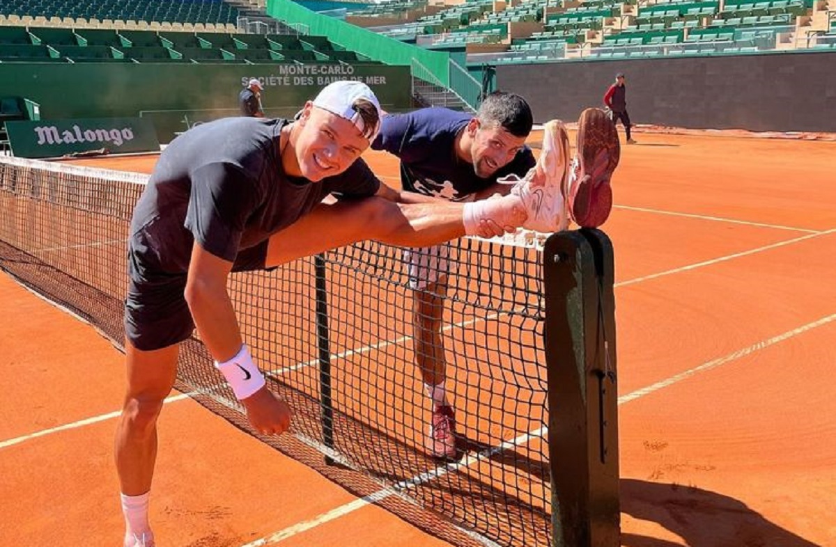 Novak Djokovic junto a Holger Rune en el entrenamiento de este lunes.