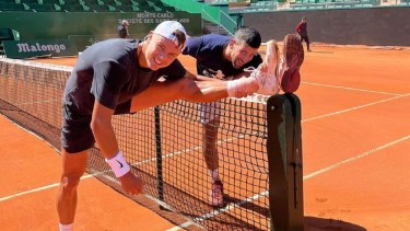 Novak Djokovic junto a Holger Rune en el entrenamiento de este lunes.