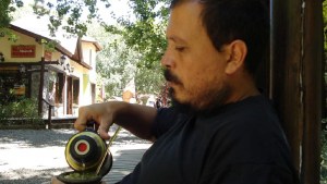 Presentan en Viedma un libro de poesía política