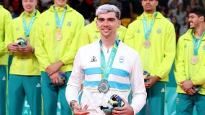 Un jugador de la Selección Argentina de vóley imitó el escorpión de Higuita y se hizo viral en España