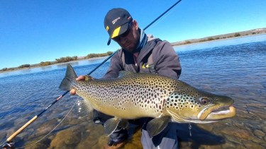 Los torpedos del Limay Medio: así pescaron estas truchas gigantes en una joya de la Patagonia