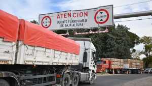 Choques al puente de la Ruta 151 de Cipolletti: multas millonarias a empresas y nuevos topes de altura