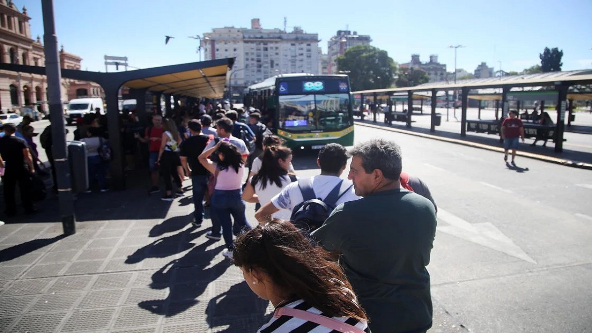 Varias líneas de colectivos no prestaban servicio y había caos para viajar. Foto: NA.
