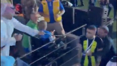 Un jugador fue atacado a latigazos por un hincha en Arabia Saudita.