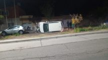 Imagen de Alcoholizado, chocó dos autos estacionados y volcó, en Neuquén