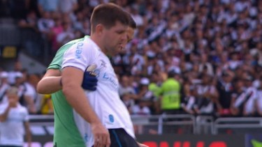 Susto en Brasil: Walter Kannemann sufrió un duro golpe en la cabeza que lo obligó a ser reemplazado