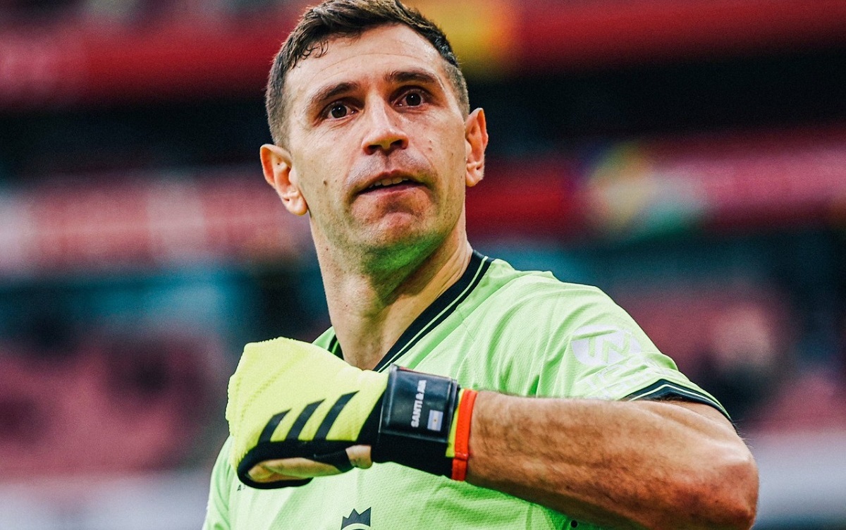 Emiliano Martínez celebró el triunfo de Aston Villa contra Arsenal.