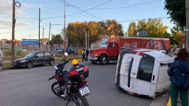 Video | Chocó y volcó en una de las calles más transitadas de Neuquén