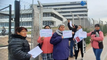 Vecinos reclamaron por agua potable frente al municipio del oeste en Neuquén, este jueves. Foto: gentileza