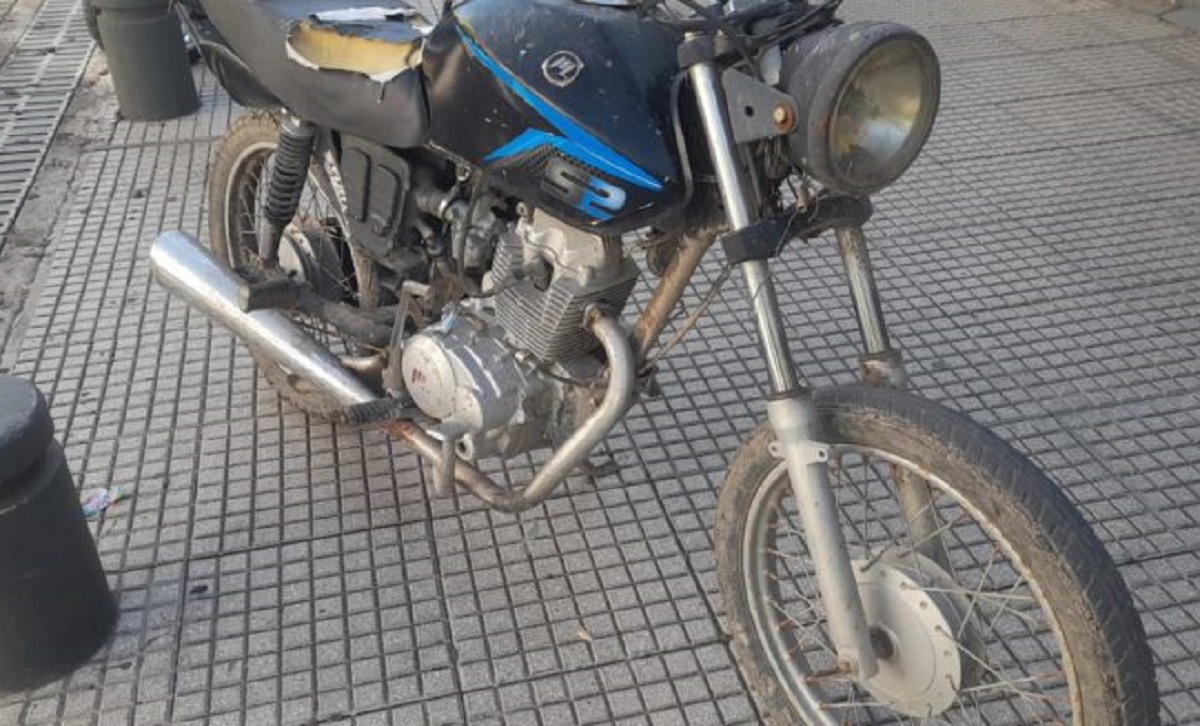 La policía secuestró la moto, mientras que la mujer quedó aprehendida por "encubrimiento".  